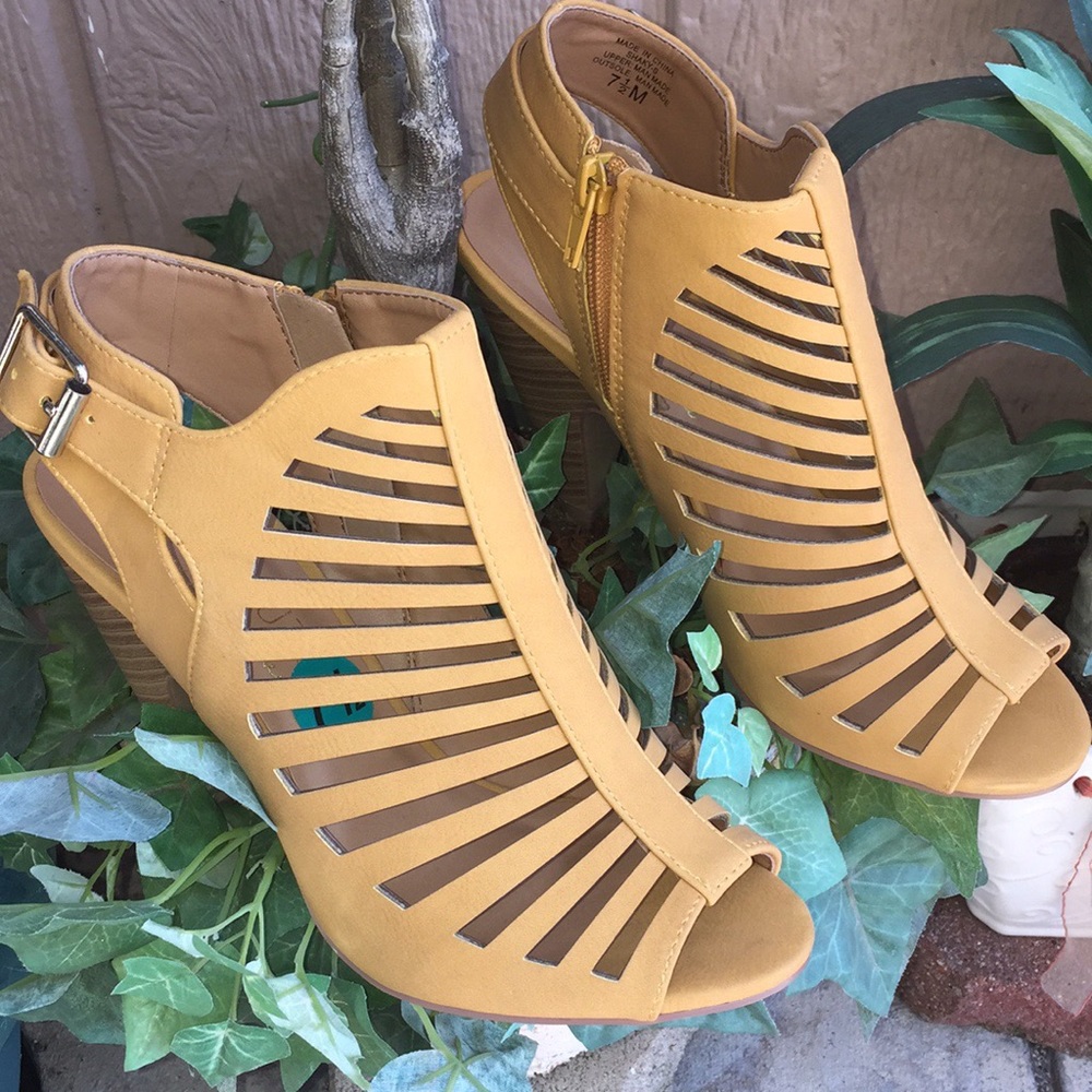 🌼🌼 NICE YELLOW SHOES 🌼🌼